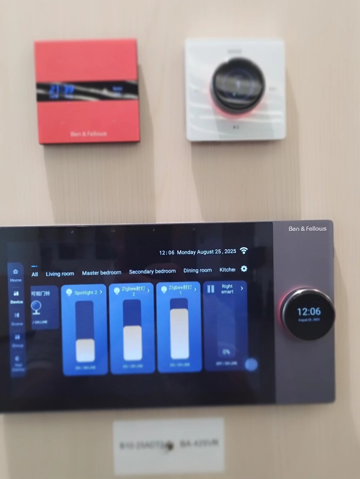 Обсуждение проектов с партнёрами в офисе в Гуанчжоу