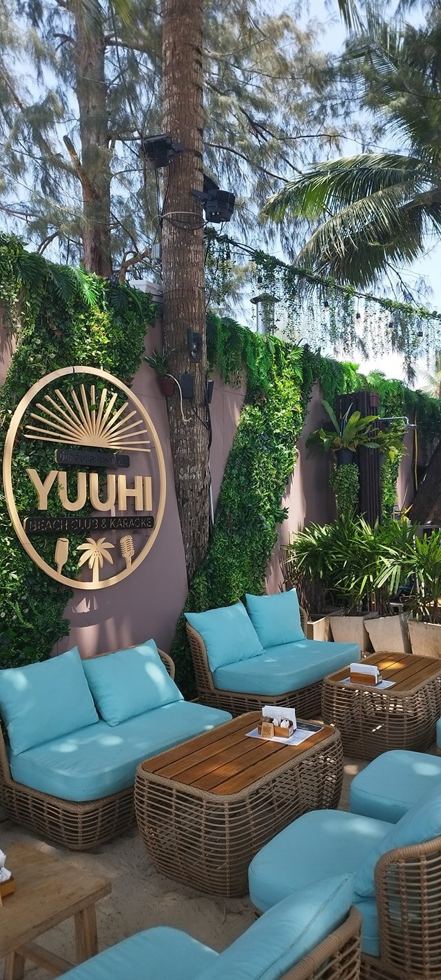 Интерьер пляжного клуба YUUHI с видом на море